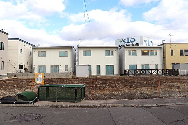 【区画2】160.85m2(48.65坪)の整形地。間口が広く、お車2台並列に駐車可能(2025年11月撮影)