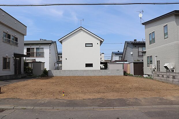 正面:199.99m2(60.49坪)の整形地。日当たり良好な南西入りのお土地です(2025年6月撮影)