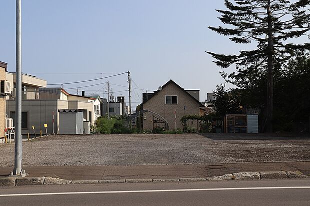 【区画2】147.81m2(44.71坪)。縁石が切り下がっております(2026年9月撮影)