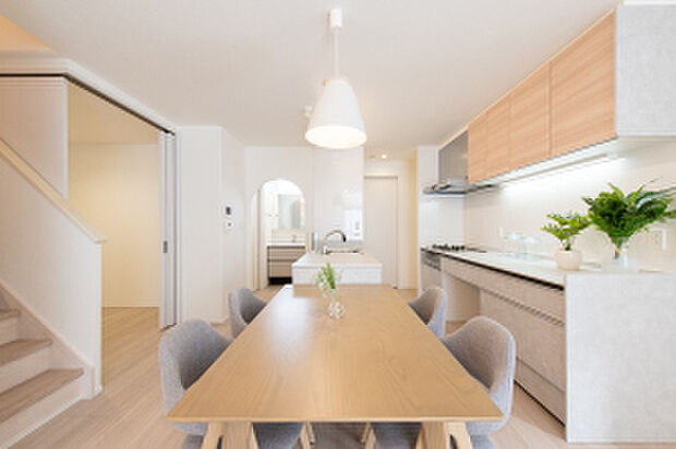 二列型キッチンは作業スペースが広く使いやすい仕様。横並びのダイニングへは配膳がしやすいです（2026年1月撮影）