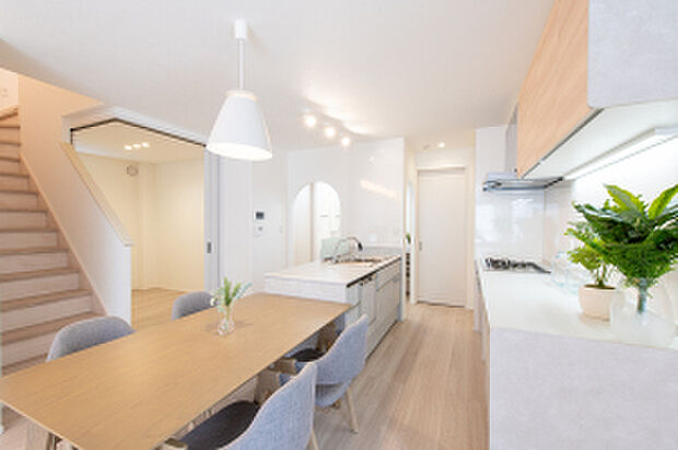 キッチンカラーはインテリアテイストに馴染む生活感のあるホワイトを使用（2026年1月撮影）