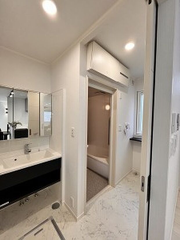 サニタリーの洗面は浮かせることでお掃除もしやすく高級感を演出(2023年11月撮影)