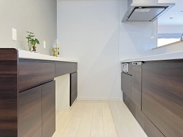 落ち着いた木目調のI型キッチンを採用。収納量も豊富です（2023年2月撮影）