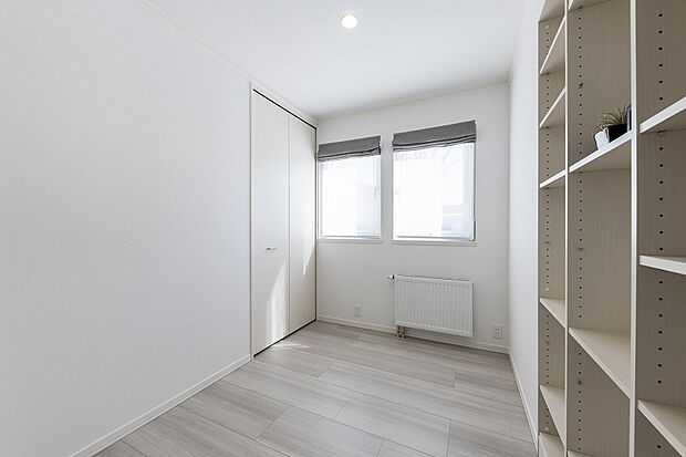 本棚を備えたフリールーム。物干しスペースやプレイルームとして活用いただけます!(2024年3月撮影)