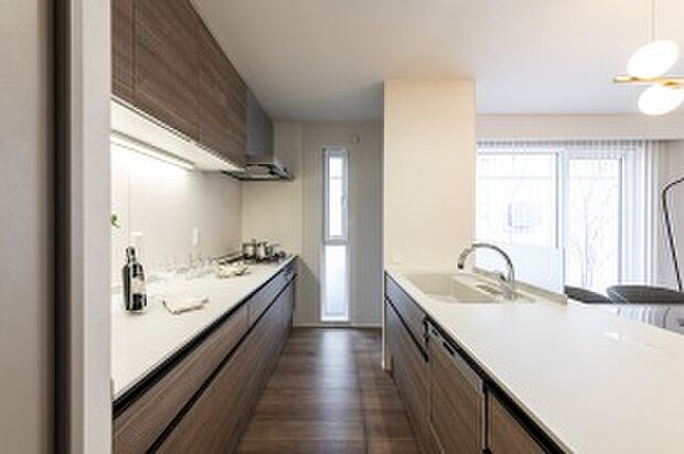 床材に合わせてコーディネートしたキッチン(2025年11月撮影)