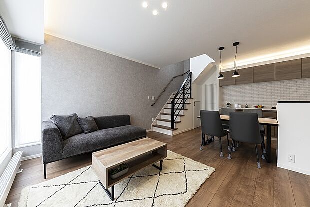 グレーのアクセントクロスにより空間を引き締めたシックなLDK(2024年8月撮影)