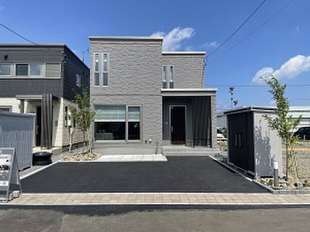 高級感のあるグレーの外壁を採用した外観（2025年7月撮影）