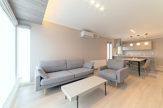 窓上部の間接照明が目を引くリビング。エアコンも1台備え付けです♪(2024年4月撮影)