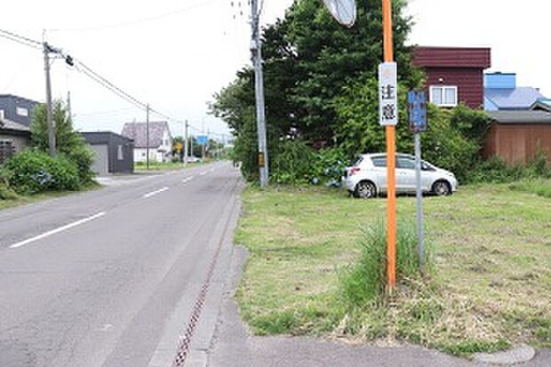 【前面道路(西方面)】交通量の少ない閑静な住宅街（2026年7月撮影）