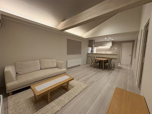 夜は間接照明に癒される憩いの空間に（2025年10月撮影）