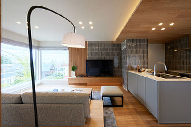 大開口を設けたリビング。深いやすらぎを感じられる洗練された空間（2025年9月撮影）