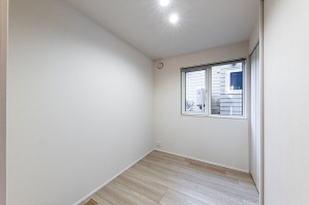 3.3帖の洋室1。お子様のプレイルームや客間としてご使用いただけます(2025年10月撮影)