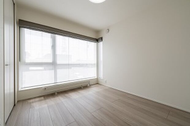 【洋室2】5.3帖の洋室2。南側で日当たり良好です（2025年5月撮影）