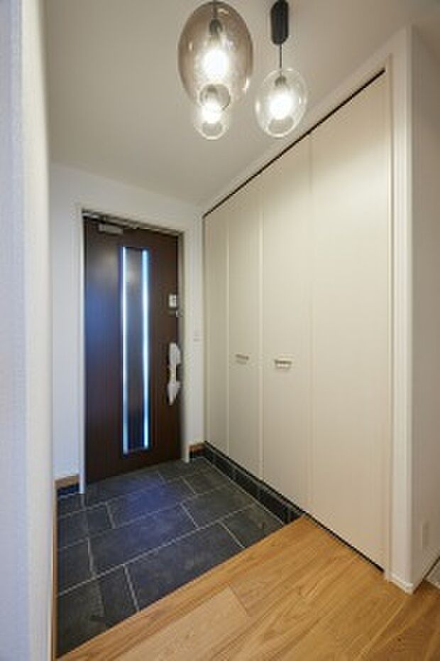 【玄関収納】大容量の玄関収納には、アウトドア用品や除雪道具を収納いただけます（2025年10月撮影）