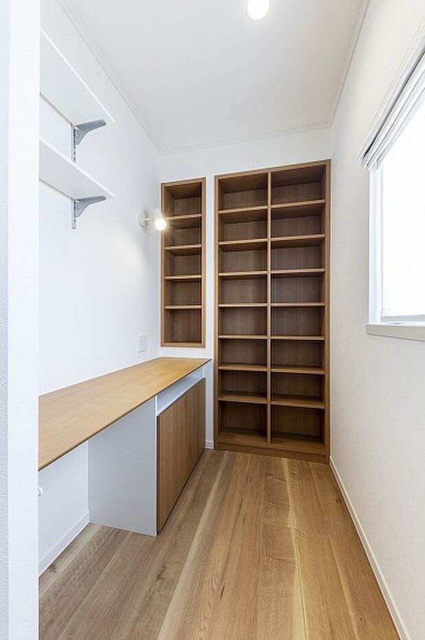 【【No.6】書斎スペース】主寝室の一角に書斎スペースを作っています（2023年5月撮影）