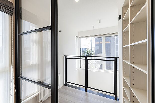 【ユーティリティ】主寝室に隣接したユーティリティでは、室内干しをすることができます(2025年9月撮影)