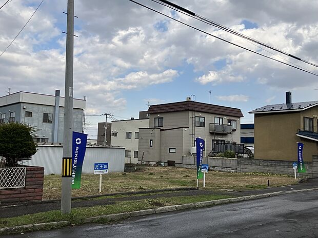 【【区画1】左から撮影】前面道路が11mあり、冬道も安心です(2026年4月撮影)