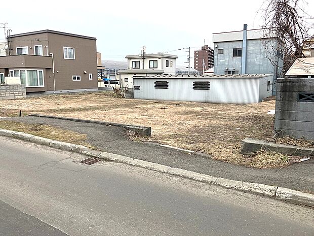 【【区画3】右から撮影】駐車スペースやお庭をプランニング可能◎（2026年4月撮影）