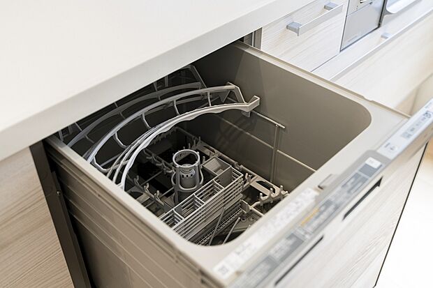 【食器洗い乾燥機】家事の時短に役立つ「食器洗乾燥機」も標準装備。洗剤や水の節約でき、高温乾燥機能もあります。（2022年6月撮影）