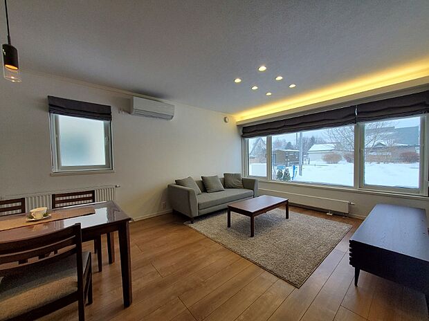 【リビング】3m60cmの大開口の窓から光が射し込む明るいリビング(2024年2月撮影)