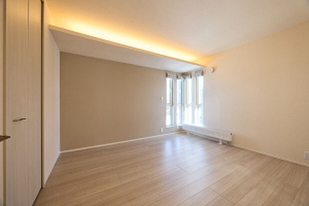 【主寝室】間接照明の光が疲れを癒す主寝室（2026年2月撮影）