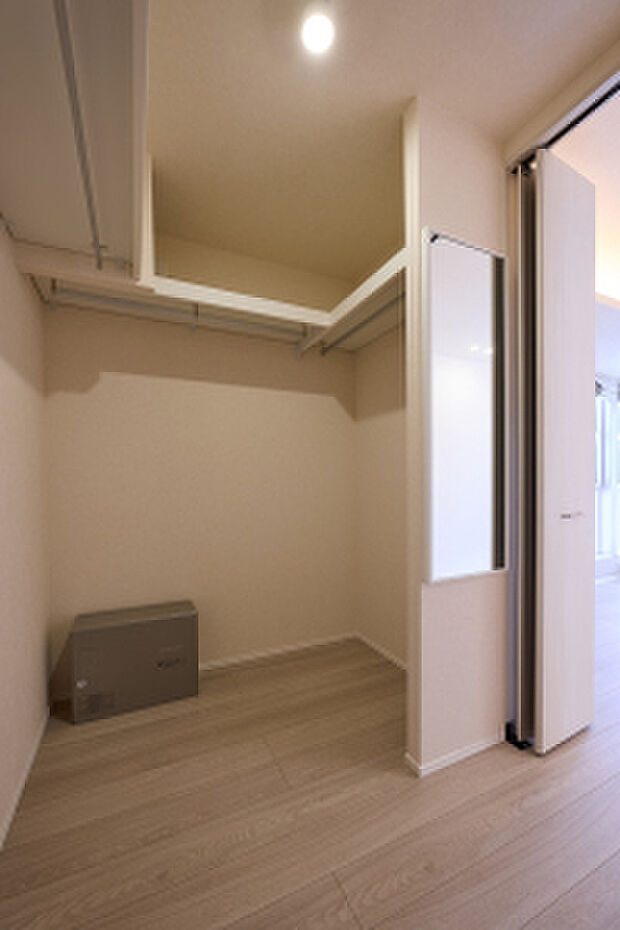 【WIC】姿見付きのWIC。2人分の衣類を収納できるゆとりのある広さです（2026年2月撮影）