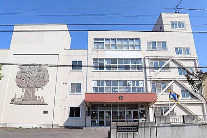 西岡小学校 徒歩16～17分