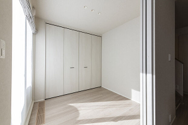 【洋室1】キッチンでお料理中も目の届く洋室1。お子様のプレイルームに◎（2026年2月撮影）