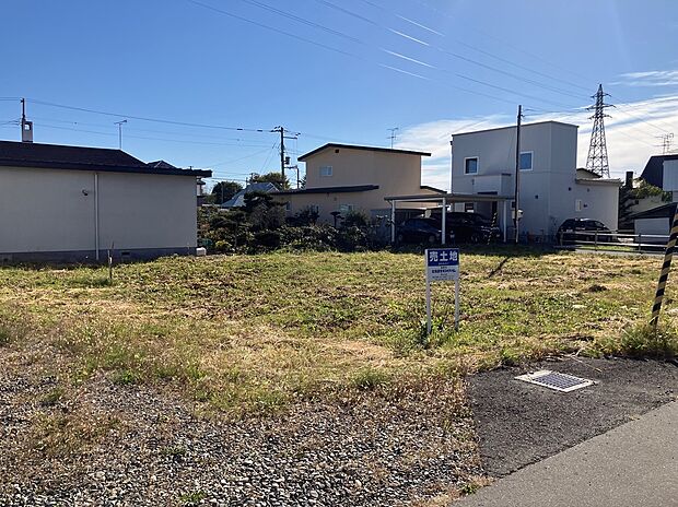 【【区画1】左側から撮影】間口が11m以上あり、お車2台を並列で駐車できます(2025年10月撮影)