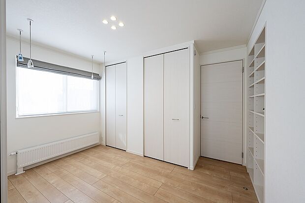 【洋室2】物干しスペースとしても活用できる洋室2。収納と本棚を備えております(2024年3月撮影)