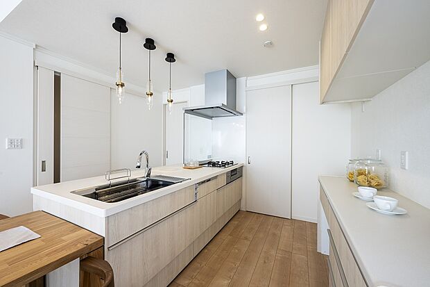 【キッチン】大容量の収納を備えたキッチン。家事の時短に役立つ食器洗い乾燥機付き！（2024年3月撮影）