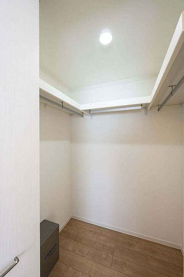 【WIC】2人分の衣類を収納できるWIC。キャリーケースや衣装ケースもそのまま収納いただけます（2024年3月撮影）