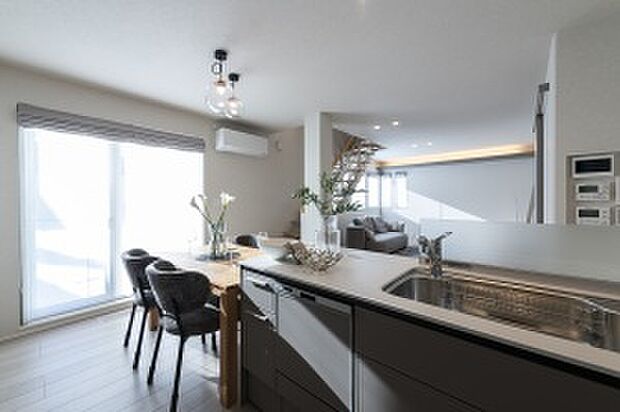 【ダイニングキッチン】ダイニングには大開口を設けて明るい空間。毎日の食事が贅沢なひと時に（2025年12月撮影）