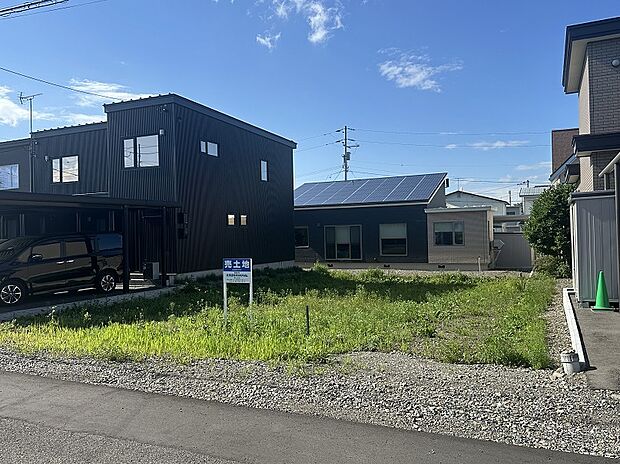 【右側から撮影】コンビニまで徒歩5分、ドラッグストアまで徒歩11分の立地(2025年7月撮影)