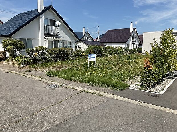 【右側から撮影】小学校・中学校が徒歩7分以内と低学年のお子様の通学も安心です♪(2025年7月撮影)