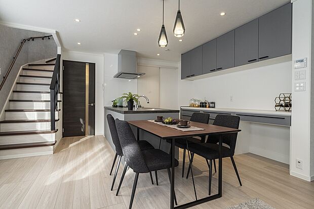 【キッチンダイニング】キッチンと横並びのダイニングは配膳が楽で家事の時短に♪（2025年1月撮影）