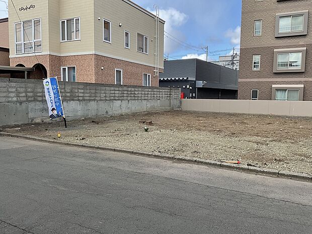 【区画1】右から撮影:隣地の塀が綺麗に施工された綺麗な宅地です(2026年4月撮影)
