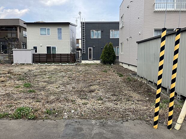 【【区画3】正面】128.60m2(38.90坪)。経済的な都市ガスを採用いただけるエリア(2026年4月撮影)