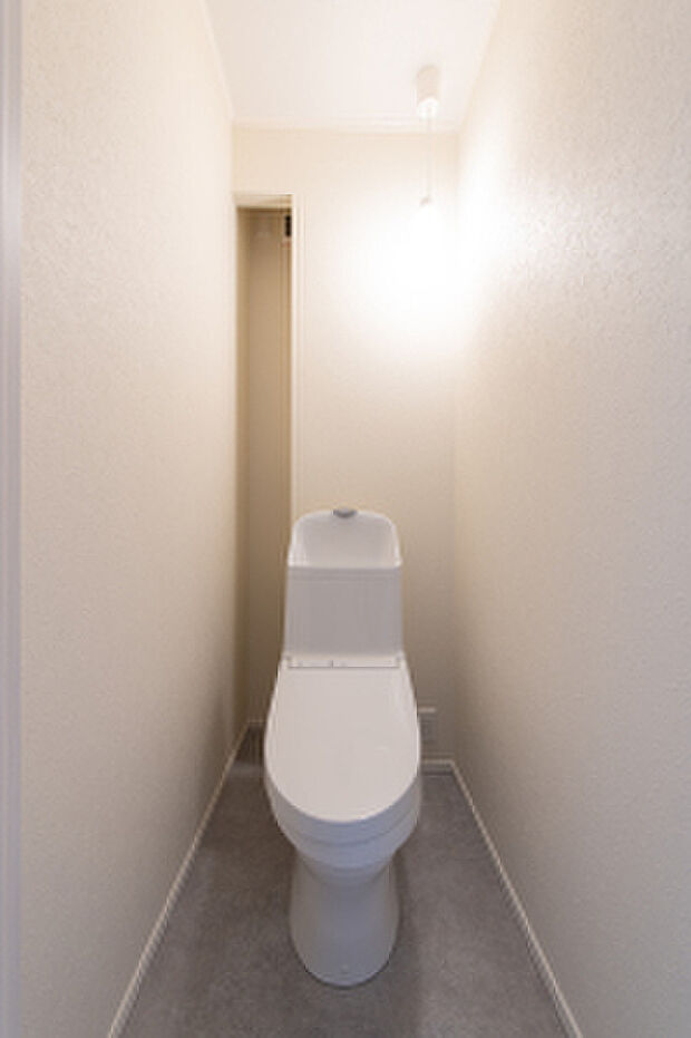 【2階トイレ】ノイズレスな印象で清潔感のある2階トイレ（2026年1月撮影）