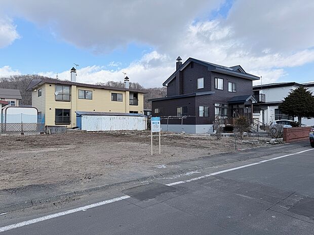 【左から撮影】間口が10ｍ以上あり並列2台駐車も可能です（2026年1月撮影）