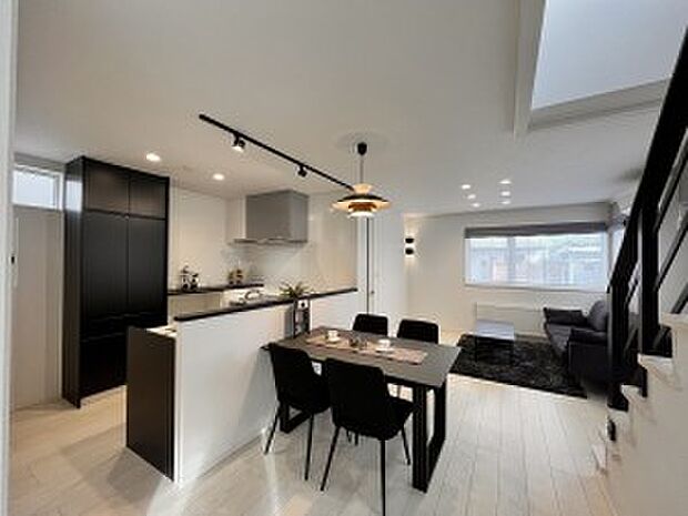 【キッチンダイニング】配膳や片付けがしやすいキッチンダイニング（2023年11月撮影）