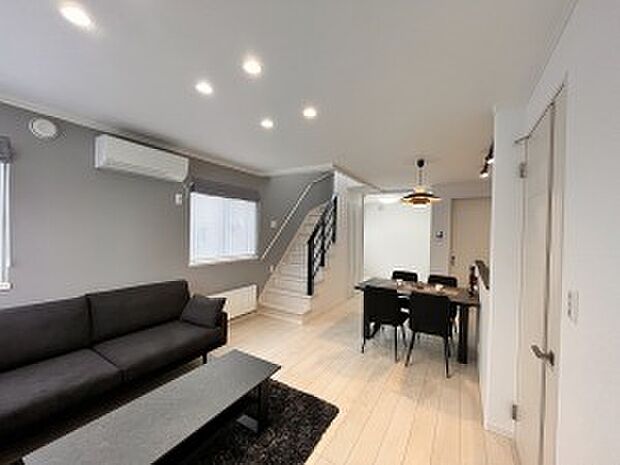 【リビング】主寝室に隣接したウォークインクローゼットは収納量豊富です(2023年11月撮影)