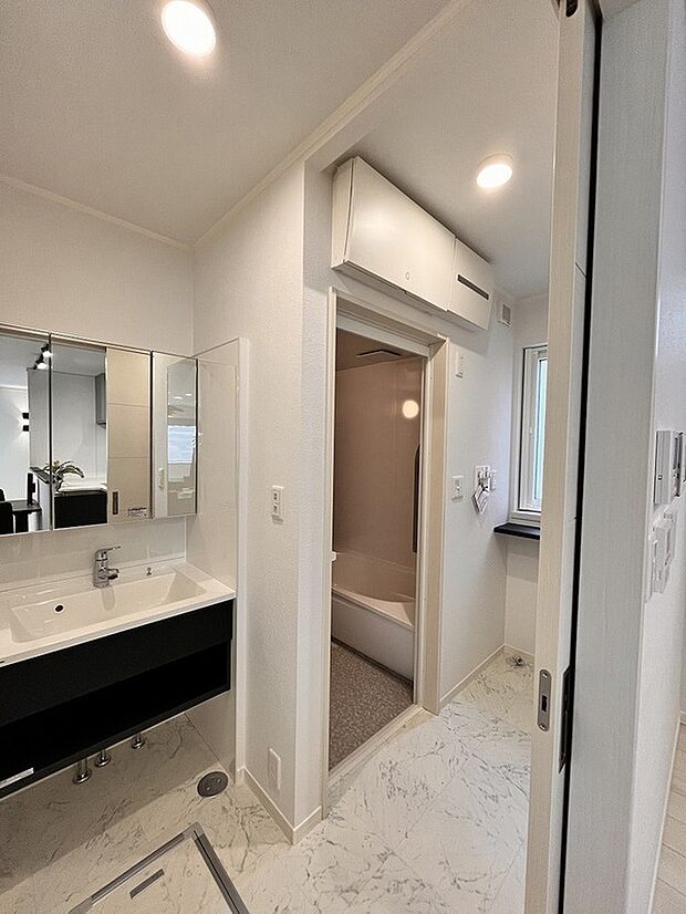 【サニタリー】サニタリーの洗面は浮かせることでお掃除もしやすく高級感を演出(2023年11月撮影)