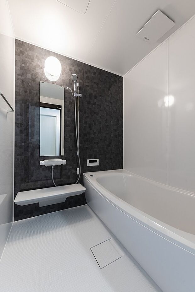 【【VI】バスルーム】お風呂はクッション性のあるフロアが特徴のTOTO製ユニットバスサザナを採用（2023年4月撮影）