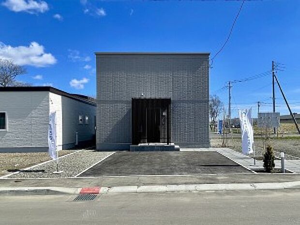 【【4号棟】外観】ライトグレーの外壁にブラウンの玄関格子がアクセントと外観。外構も完成済みです（2025年4月撮影）