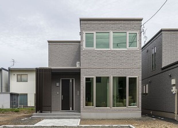 【【No.2】外観】ライトグレーの爽やかな外観(2026年8月撮影)