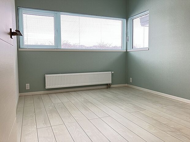 【洋室】コーナー窓を設けた明るい洋室（2023年2月撮影）