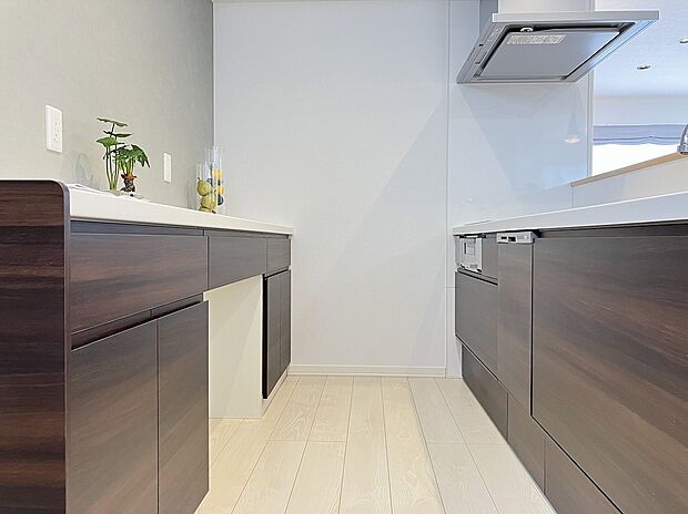 【キッチン】落ち着いた木目調のI型キッチンを採用。収納量も豊富です（2023年2月撮影）