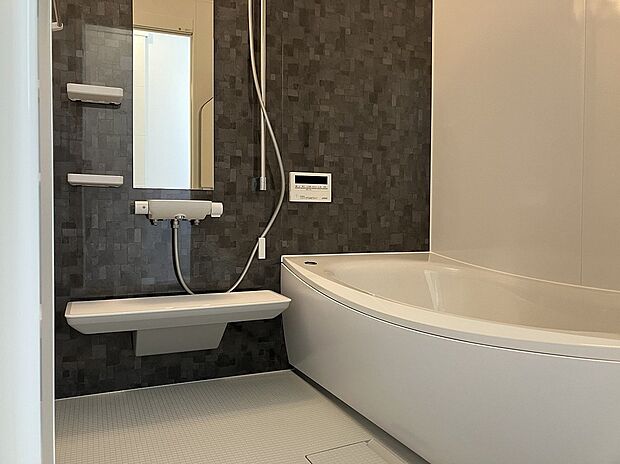 【バスルーム】高級感のあるブラックのアクセントパネルを採用した1坪バスルーム（2023年2月撮影）