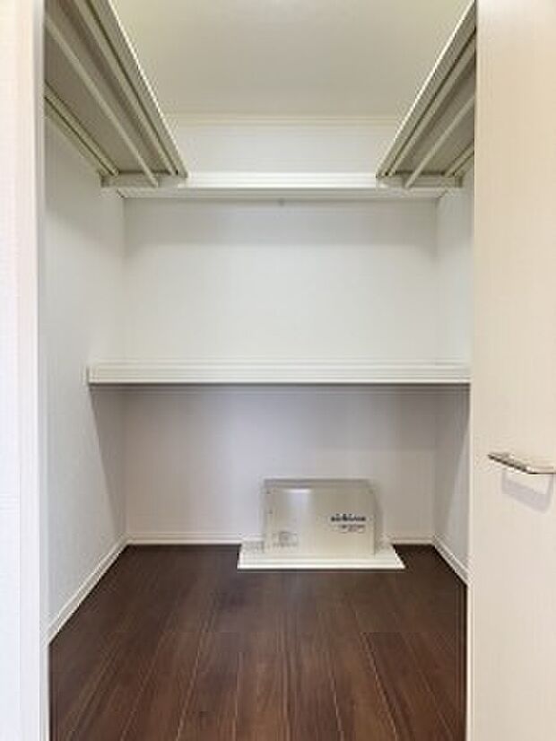 【WIC】主寝室に隣接したウォークインクローゼットは収納豊富（2023年2月撮影）